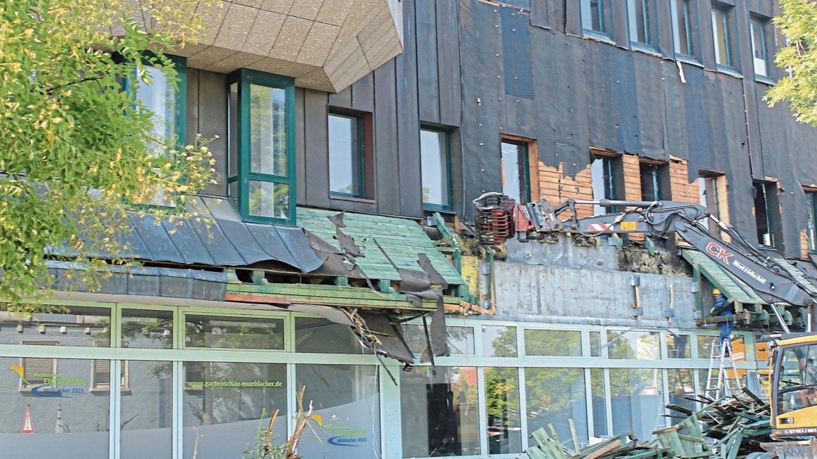 Das Abbruchunternehmen hat damit begonnen, die kupferne Fassadenverkleidung zu entfernen.  Foto: Kollros