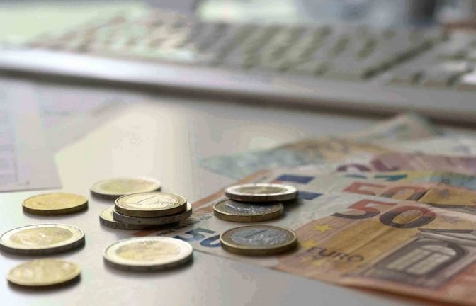 In Baden-Württemberg haben 2025 rund 127.000 Menschen mehr Geld verdient als ihre im selben Haushalt lebenden Eltern (Symbolfoto).<span class='image-autor'>Malin Wunderlich/dpa</span>