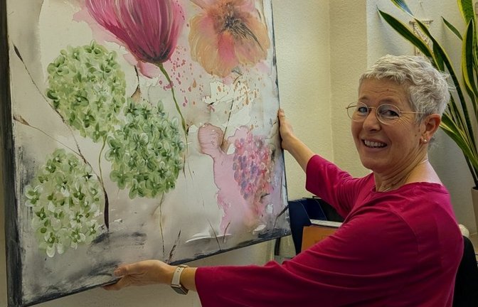 Michaela Rühling mit ihrem Werk. Foto: pv