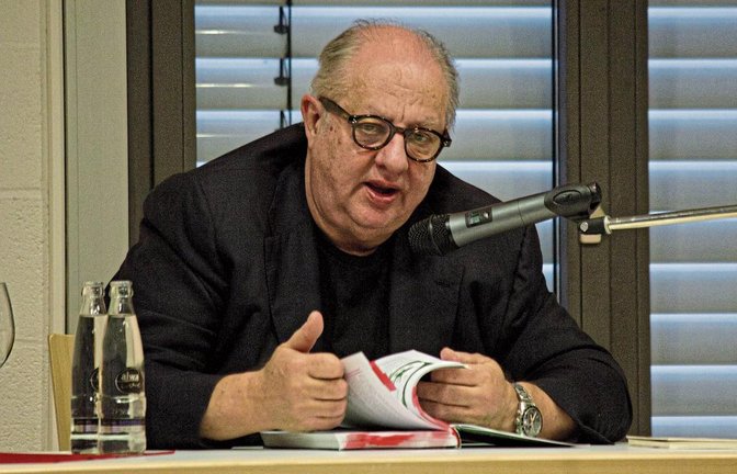 Vincent Klink las im Sersheimer Bürgersaal aus seinem Internet-Tagebuch vor.  Foto: Friedrich