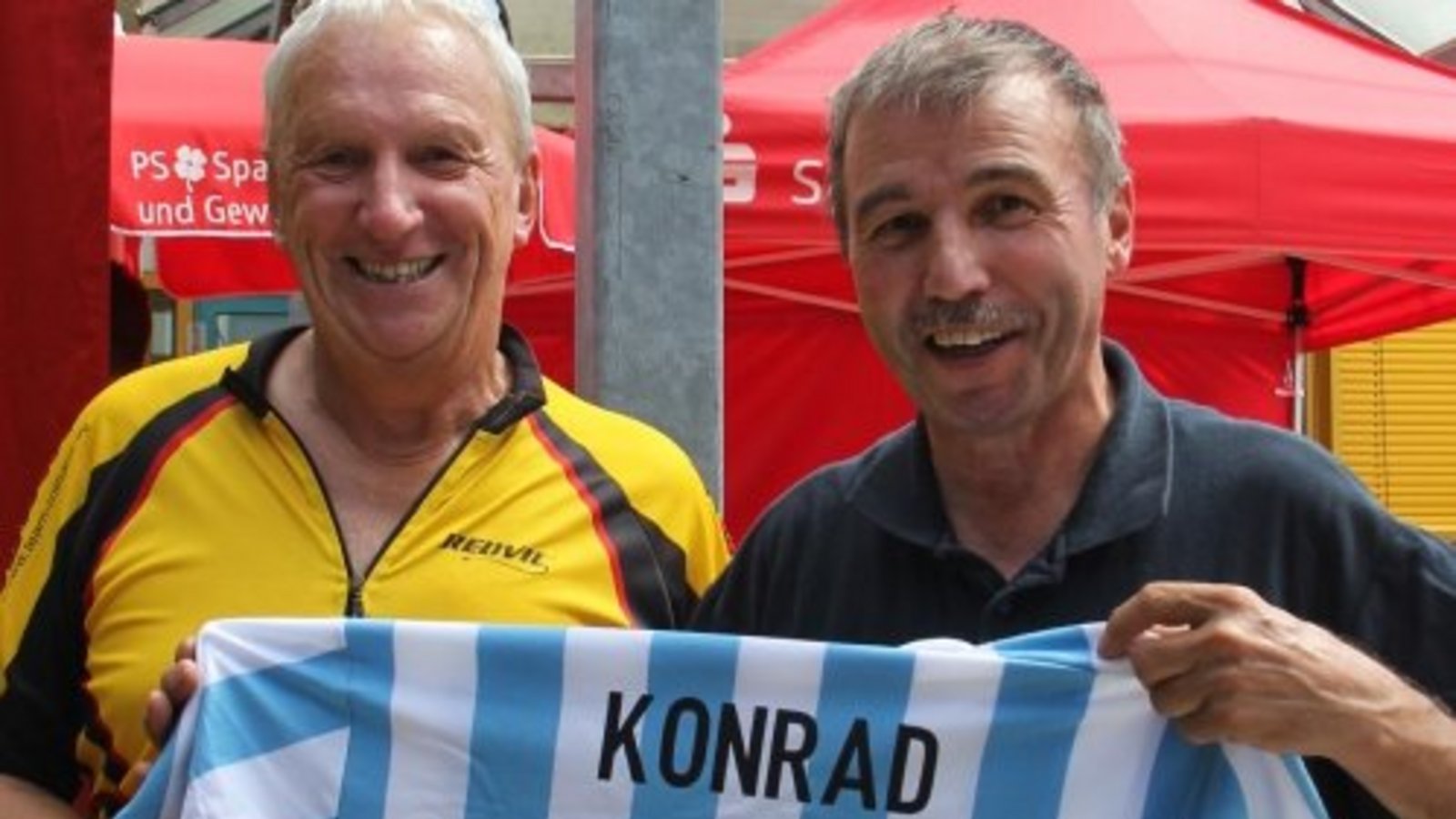 Im 60er-Club: Konrad Epple, der von Jürgen Pfeiffer ein Trikot geschenkt bekommt.