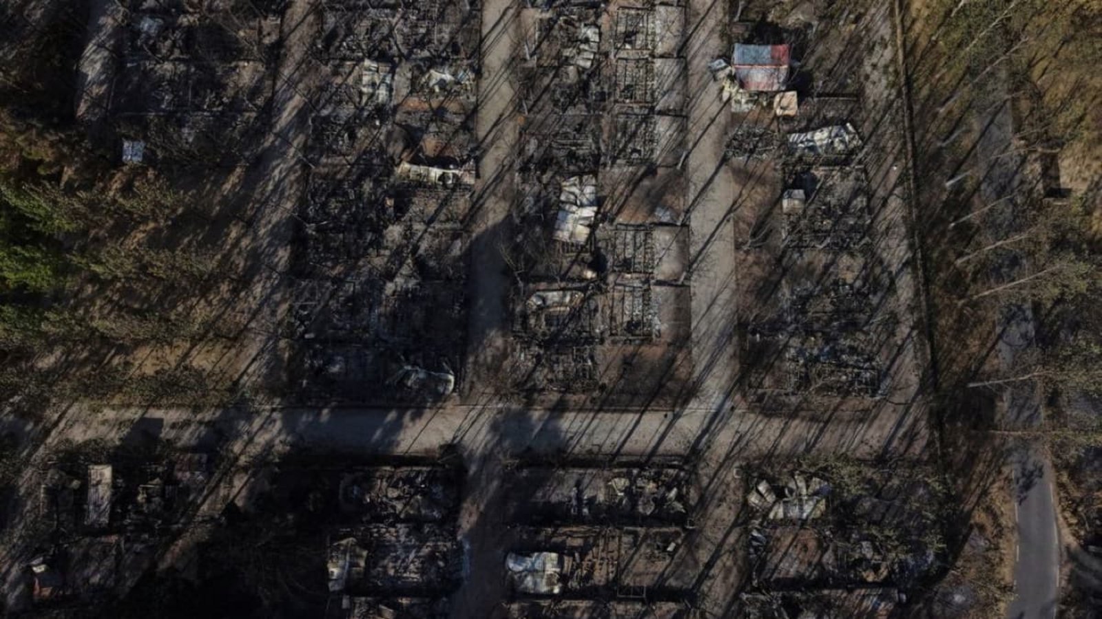 Luftaufnahme von verkohlten Bungalows auf einem Campingplatz, der im Valle de Iruelas von einem Waldbrand verwüstet wurde.Manu Fernandez/AP/dpa