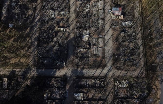 Luftaufnahme von verkohlten Bungalows auf einem Campingplatz, der im Valle de Iruelas von einem Waldbrand verwüstet wurde.<span class='image-autor'>Manu Fernandez/AP/dpa</span>