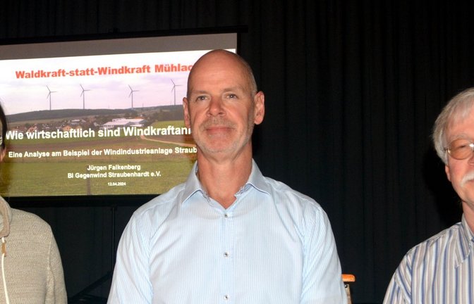Daniel Mesitschek, Gunnar Minstedt und Jürgen Falkenberg (von links) sind gegen die geplanten Windkraftanlagen in Großglattbach. <span class='image-autor'>Foto: Stahlfeld</span>