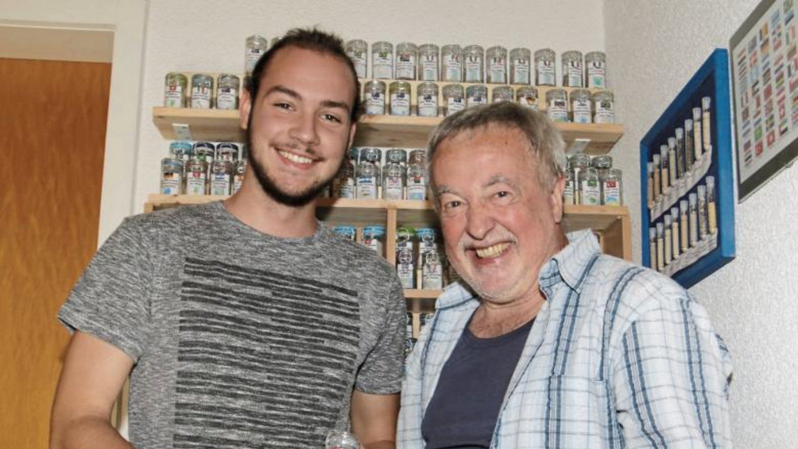 Die zwei Nussdorfer Niklas Hein (links) und Gottfried Eniglein mit Sandproben. Die zwei Nussdorfer Niklas Hein (links) und Gottfried Eniglein mit Sandproben.