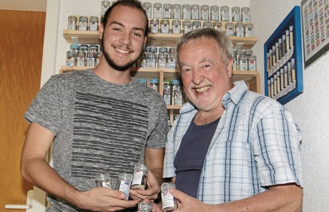Die zwei Nussdorfer Niklas Hein (links) und Gottfried Eniglein mit Sandproben.