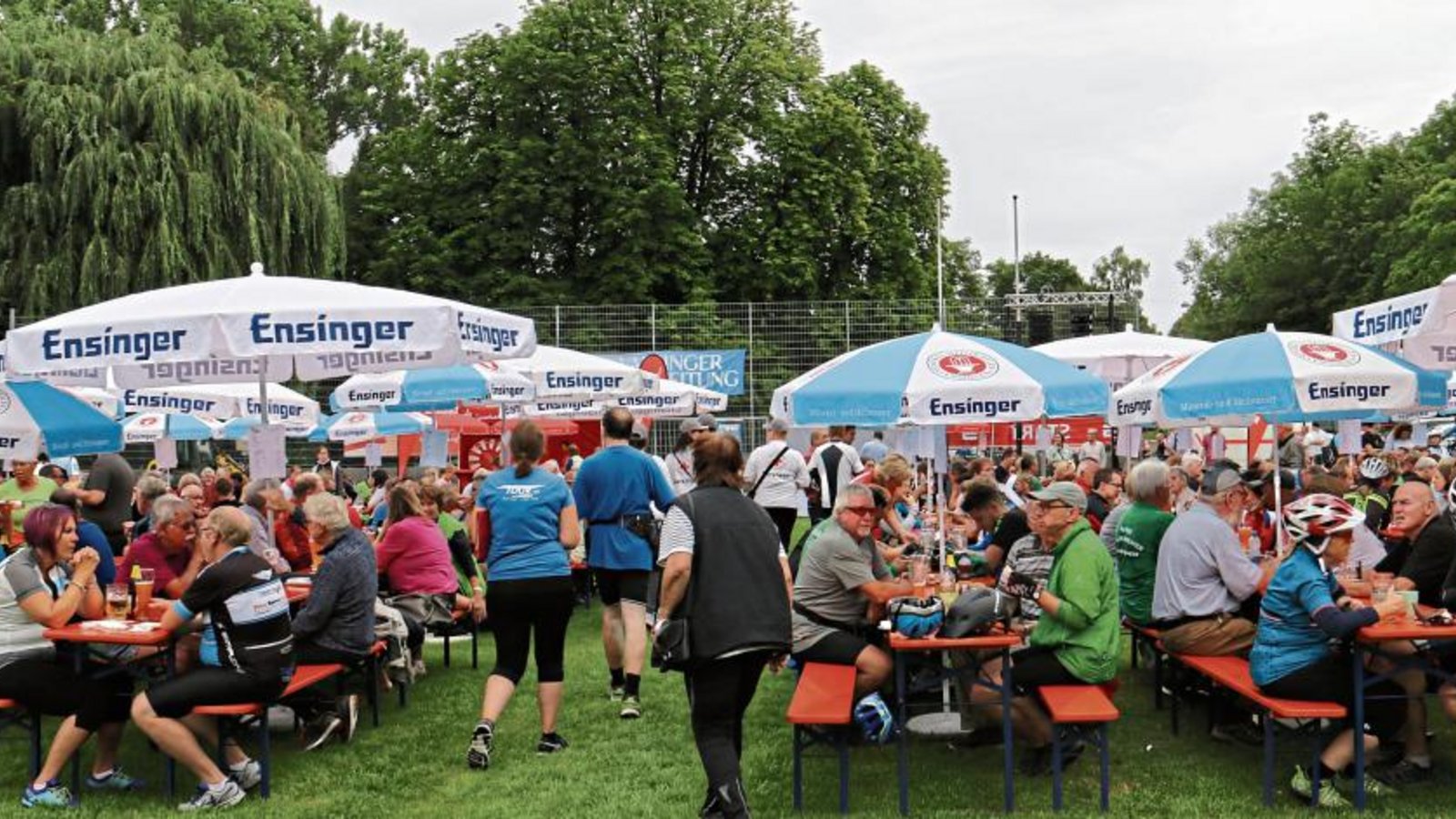 Beim TSV Enzweihingen kann bei angenehmen Temperaturen das Angebot an Essen und Trinken genossen werden.  Fotos: Rücker