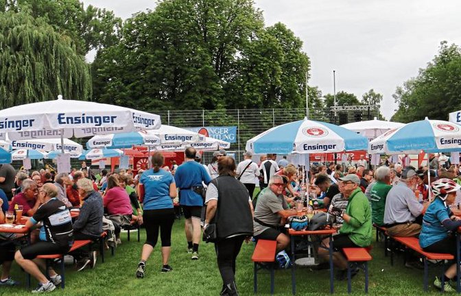 Beim TSV Enzweihingen kann bei angenehmen Temperaturen das Angebot an Essen und Trinken genossen werden.  Fotos: Rücker