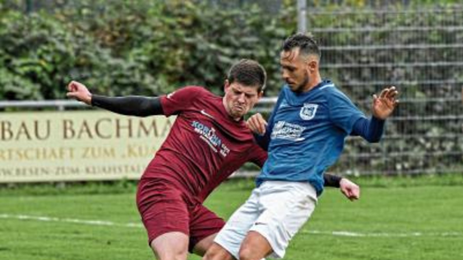 In der Vergangenheit waren Felix Frommer und Sven Adamovic (von links) Gegner. In der neuen Saison laufen sie gemeinsam für den TSV Enzweihingen auf. Foto: Leitner In der Vergangenheit waren Felix Frommer und Sven Adamovic (von links) Gegner. In der neuen Saison laufen sie gemeinsam für den TSV Enzweihingen auf. Foto: Leitner