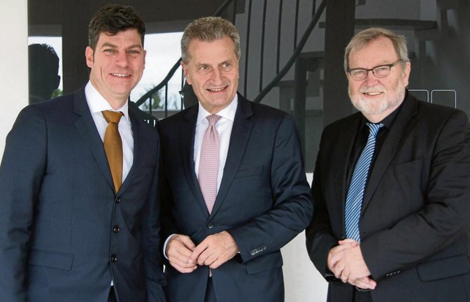 Daniel und Wolfgang Bossert begrüßen den EU-Digitalkommissar Günther Oettinger (Mitte) bei der PaperGate in Nussdorf.  Fotos: Rücker
