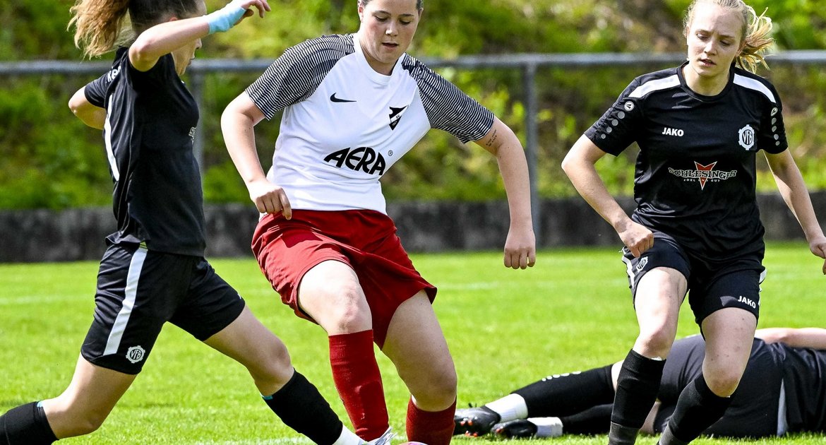 SV Horrheim (weißerTrikot) - VFB Obertürkheim, 17.05.2026,   Fußball, Frauen, Regionenliag 2, Enz-Murr, Saison 2025 / 2026,  Lara Nimmerfroh (SV Horrheim, #11) klärt vor Sabrina Domberg (VfB Obertürkheim, #11) 