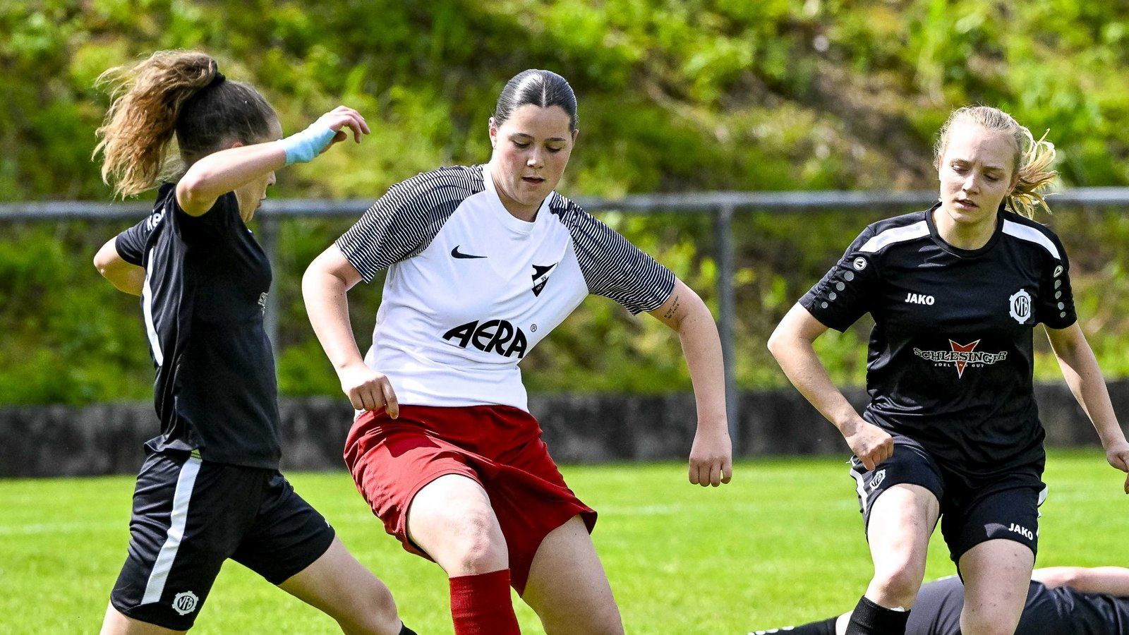 Lara Nimmerfroh (Mitte) hat mit dem SV Horrheim den nächsten Titel im Visier. Foto: Leitner