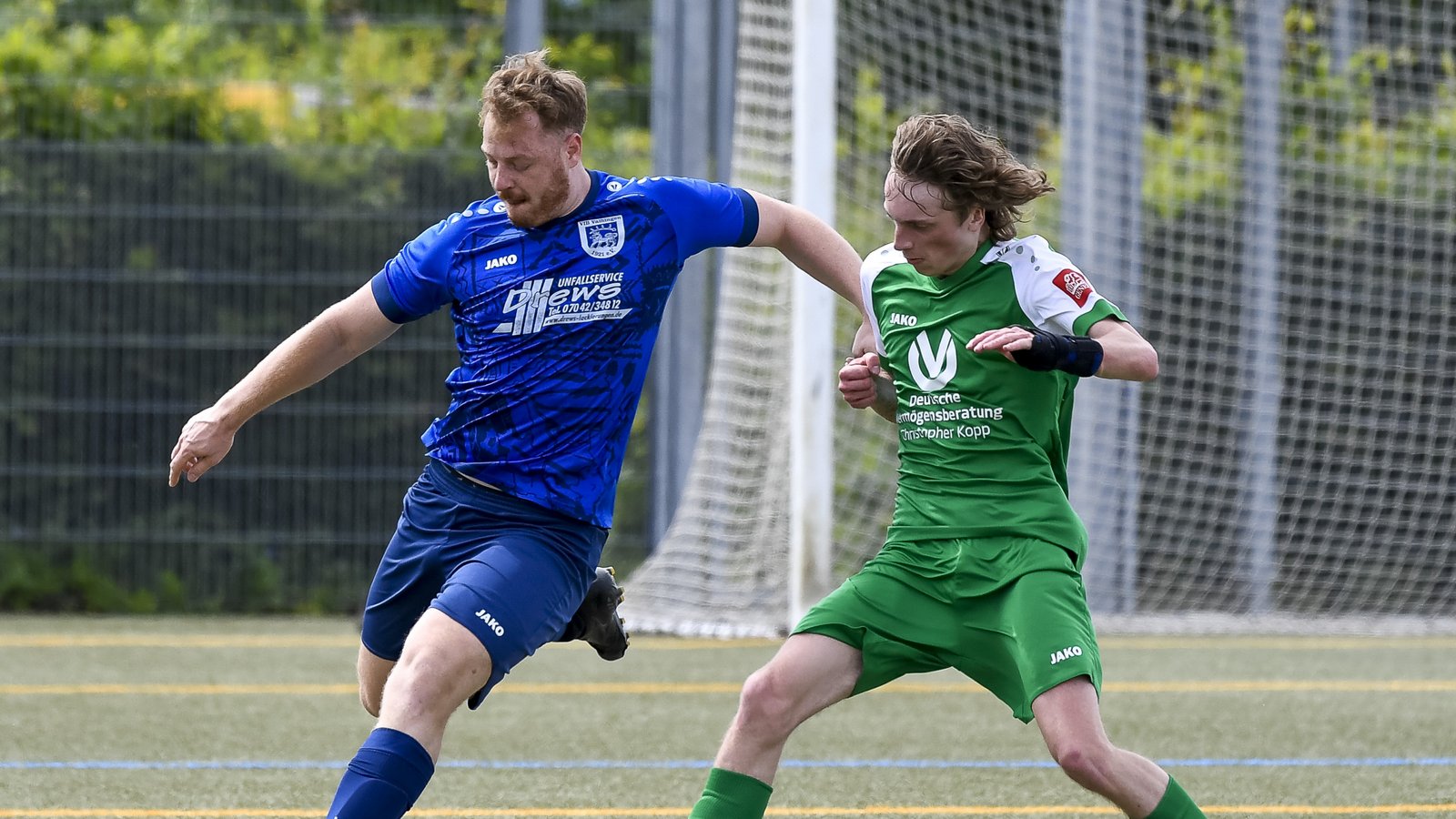 Daniel Beck (links) und der VfB Vaihingen nehmen beim FV Markgröningen immerhin einen Punkt mit. Daniel Beck (links) und der VfB Vaihingen nehmen beim FV Markgröningen immerhin einen Punkt mit.