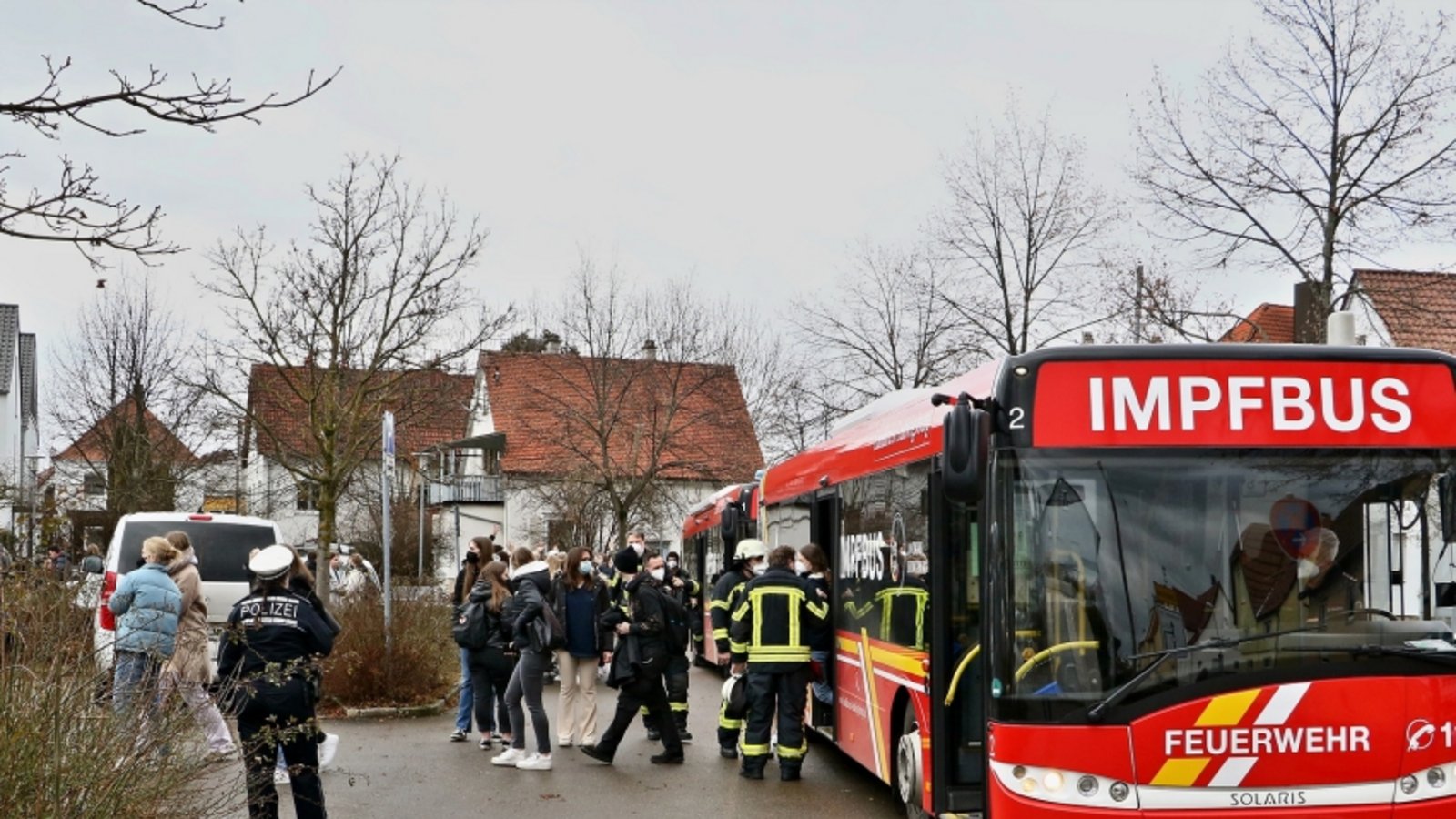 Die Schüler wurden mit Bussen zur Stadthalle gebracht. Foto: Karsten SchmalzFoto: Karsten Schmalz