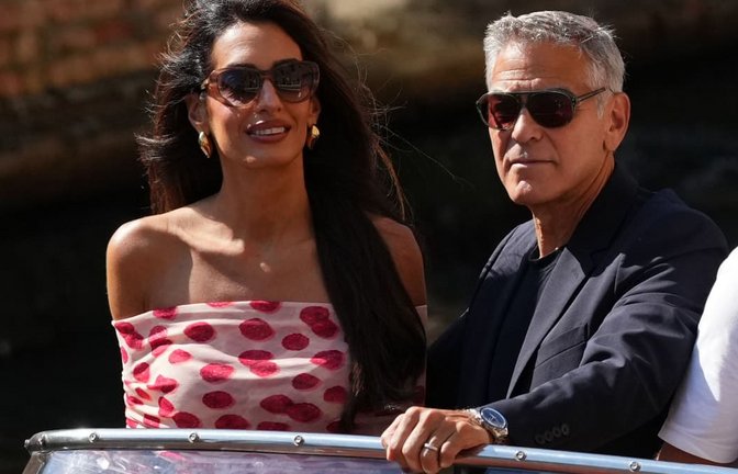 Amal Clooney und George Clooney am 4. September 2026 bei ihrer Ankunft zur Veranstaltung „The Future of Creativity“ im Rahmen der 83. Filmfestspiele von Venedig.<span class='image-autor'>Alessandra Tarantino/Invision AP/dpa</span>