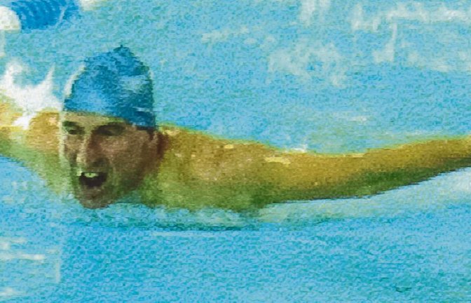 Ein Bild aus vergangenen Zeiten: Schmetterling war immer Heinz Krauss’ Spezialdisziplin. Heute reicht es aber nur noch für 50 Meter in dieser Lage, dann geht die Kraft aus. Foto: privat