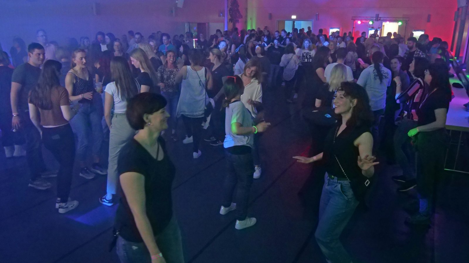 Volles Haus: die 90er-Party in der Oberriexinger Festhalle. Foto: Friedrich