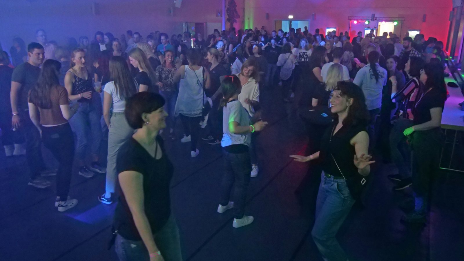Volles Haus: die 90er-Party in der Oberriexinger Festhalle. Foto: Friedrich Volles Haus: die 90er-Party in der Oberriexinger Festhalle. Foto: Friedrich