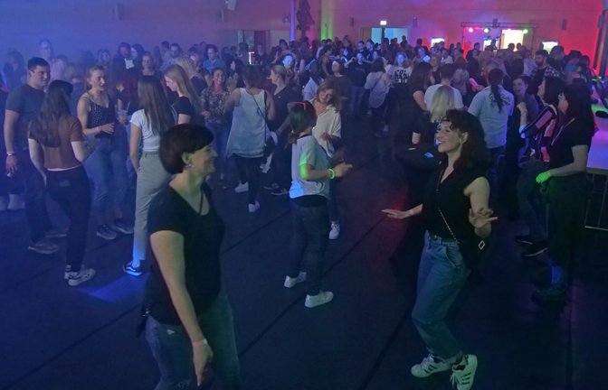 Volles Haus: die 90er-Party in der Oberriexinger Festhalle. <span class='image-autor'>Foto: Friedrich</span>
