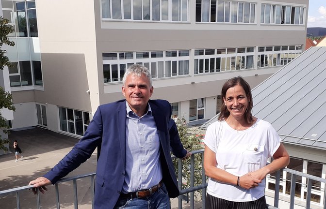 Lehrerin Verena Gebre und Sachsenheims Bürgermeister Holger Albrich sind glücklich darüber, dass in diesem Jahr auf dem Gelände der Gemeinschaftsschule die 2. Sachsenheimer Sommerschule stattfinden kann.  <span class='image-autor'>Foto: Glemser</span>