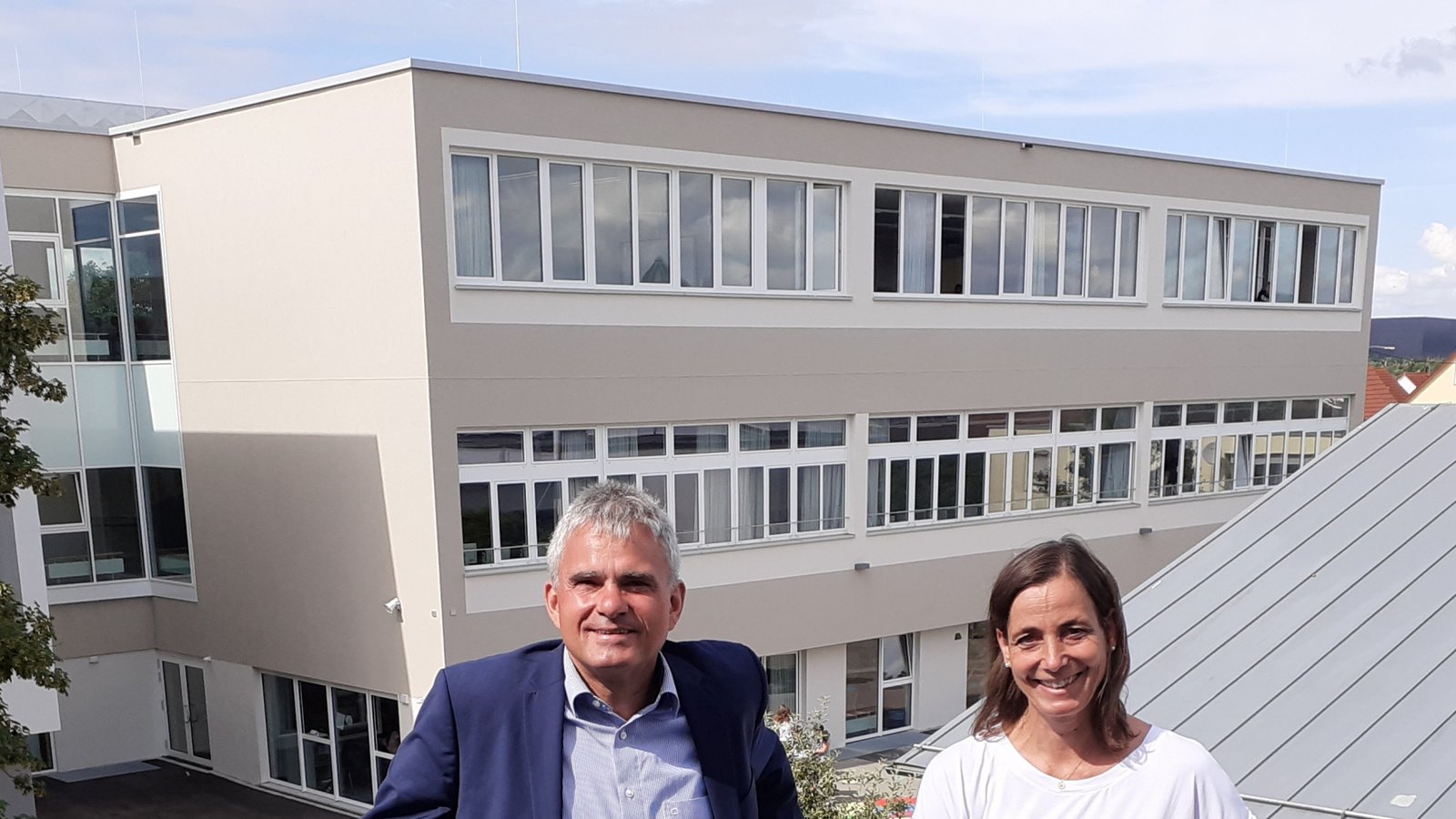 Lehrerin Verena Gebre und Sachsenheims Bürgermeister Holger Albrich sind glücklich darüber, dass in diesem Jahr auf dem Gelände der Gemeinschaftsschule die 2. Sachsenheimer Sommerschule stattfinden kann. Foto: Glemser Lehrerin Verena Gebre und Sachsenheims Bürgermeister Holger Albrich sind glücklich darüber, dass in diesem Jahr auf dem Gelände der Gemeinschaftsschule die 2. Sachsenheimer Sommerschule stattfinden kann. Foto: Glemser