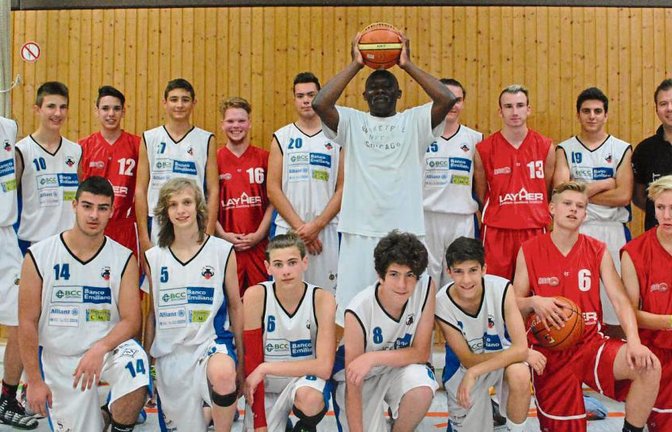 Basketballspieler aus Castelnovo (weißes Trikot) waren zu Gast in Illingen. Foto: Stahlfeld