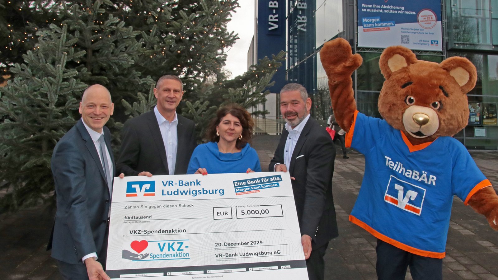 „Herzensangelegenheit“: Timm Häberle (von links), Frank Kraaz und Heiko Herbst von der VR-Bank Ludwigsburg übergeben die Spende an Redaktionsleiterin Dorothee Kauer. Das freut auch den „TeilhaBär“. Foto: Bernd Weisheit/VR-Bank „Herzensangelegenheit“: Timm Häberle (von links), Frank Kraaz und Heiko Herbst von der VR-Bank Ludwigsburg übergeben die Spende an Redaktionsleiterin Dorothee Kauer. Das freut auch den „TeilhaBär“. Foto: Bernd Weisheit/VR-Bank
