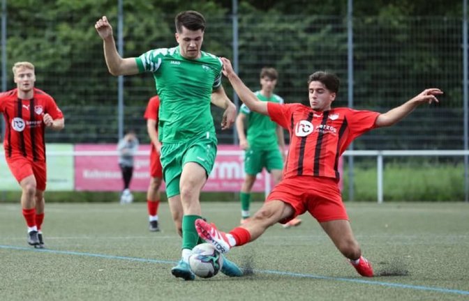 Der FV Neuhausen mit Asdren Gerxhaliu (rechts, im mit 2:0 gewonnenen Gruppenspiel vor einem Jahr gegen den TV Nellingen) ist der Favorit des EZ-Pokals 2026.<span class='image-autor'>Robin Rudel</span>
