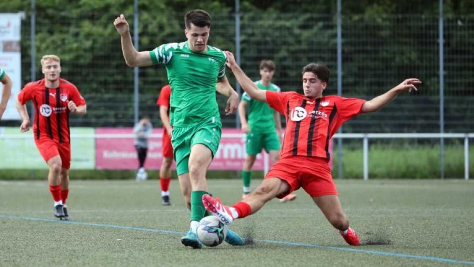 Der FV Neuhausen mit Asdren Gerxhaliu (rechts, im mit 2:0 gewonnenen Gruppenspiel vor einem Jahr gegen den TV Nellingen) ist der Favorit des EZ-Pokals 2026.Robin Rudel Der FV Neuhausen mit Asdren Gerxhaliu (rechts, im mit 2:0 gewonnenen Gruppenspiel vor einem Jahr gegen den TV Nellingen) ist der Favorit des EZ-Pokals 2026.Robin Rudel