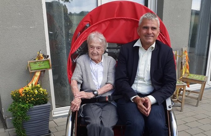 Rikschafahrt mit dem Bürgermeister: Johanna Paret aus Sachsenheim wurde gestern 100 Jahre alt.  <span class='image-autor'>Foto: Glemser</span>