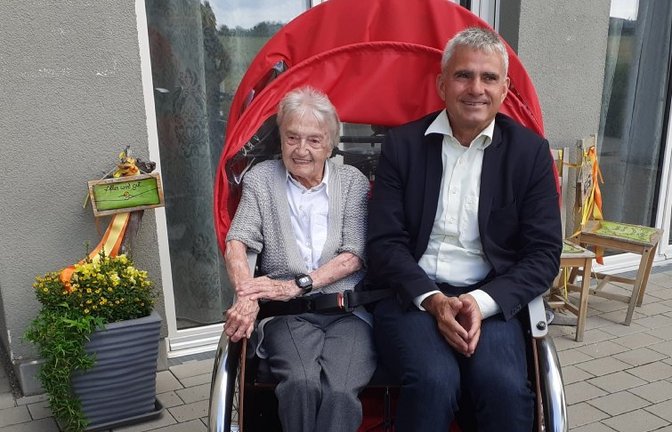 Rikschafahrt mit dem Bürgermeister: Johanna Paret aus Sachsenheim wurde gestern 100 Jahre alt.  <span class='image-autor'>Foto: Glemser</span>