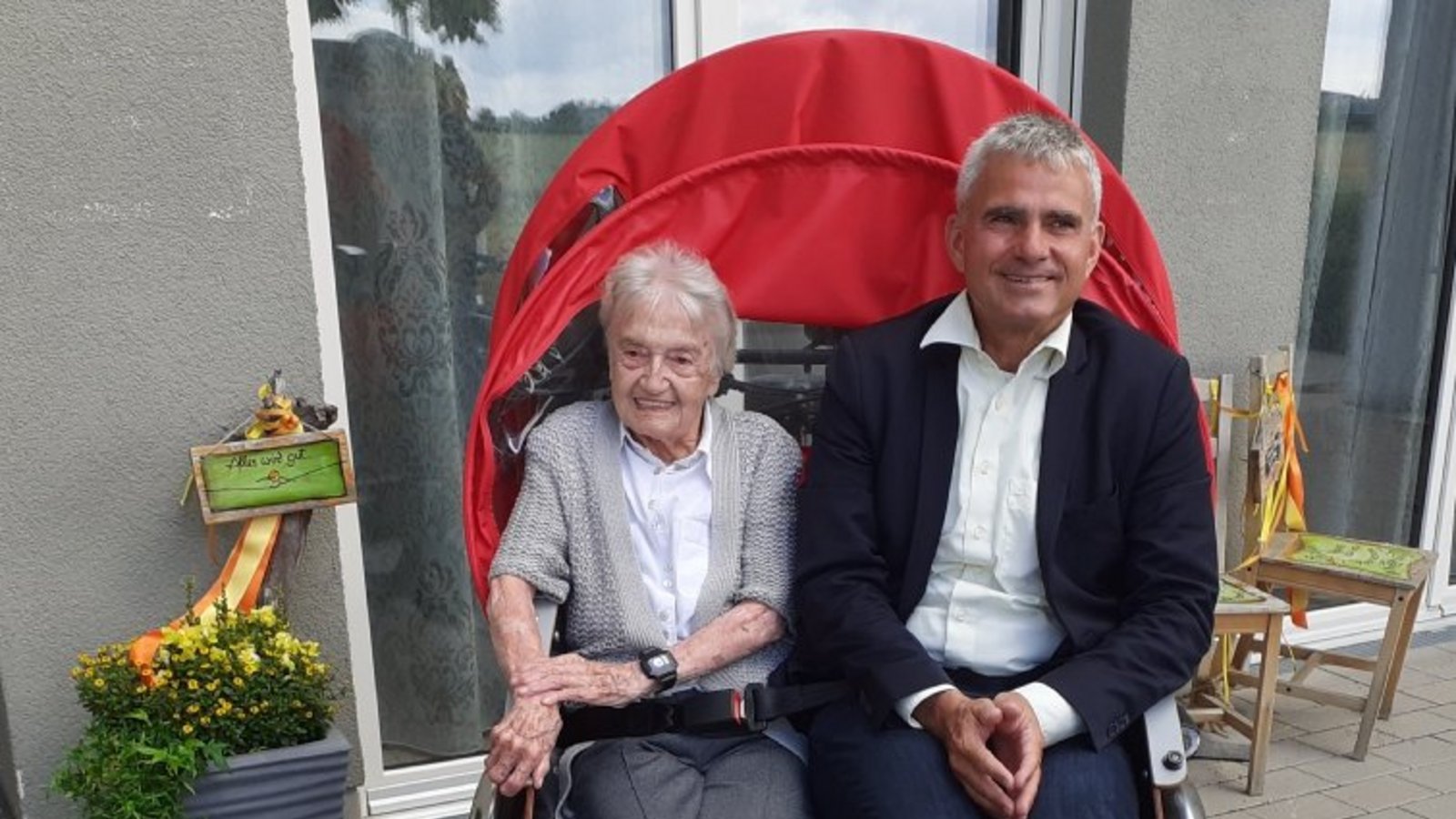 Rikschafahrt mit dem Bürgermeister: Johanna Paret aus Sachsenheim wurde gestern 100 Jahre alt.  Foto: Glemser