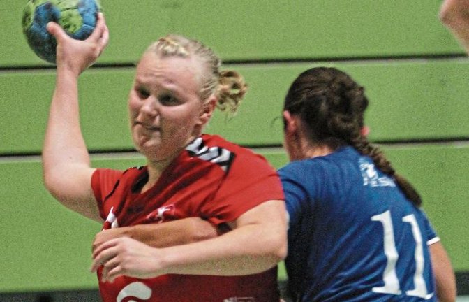 Sophie-Celine Luncz (links) will mit den Handballerinnen des HC Metter-Enz nach der Negativserie in der Hinrunde der Bezirksliga endlich wieder ein Erfolgserlebnis einfahren. Foto: Nachreiner