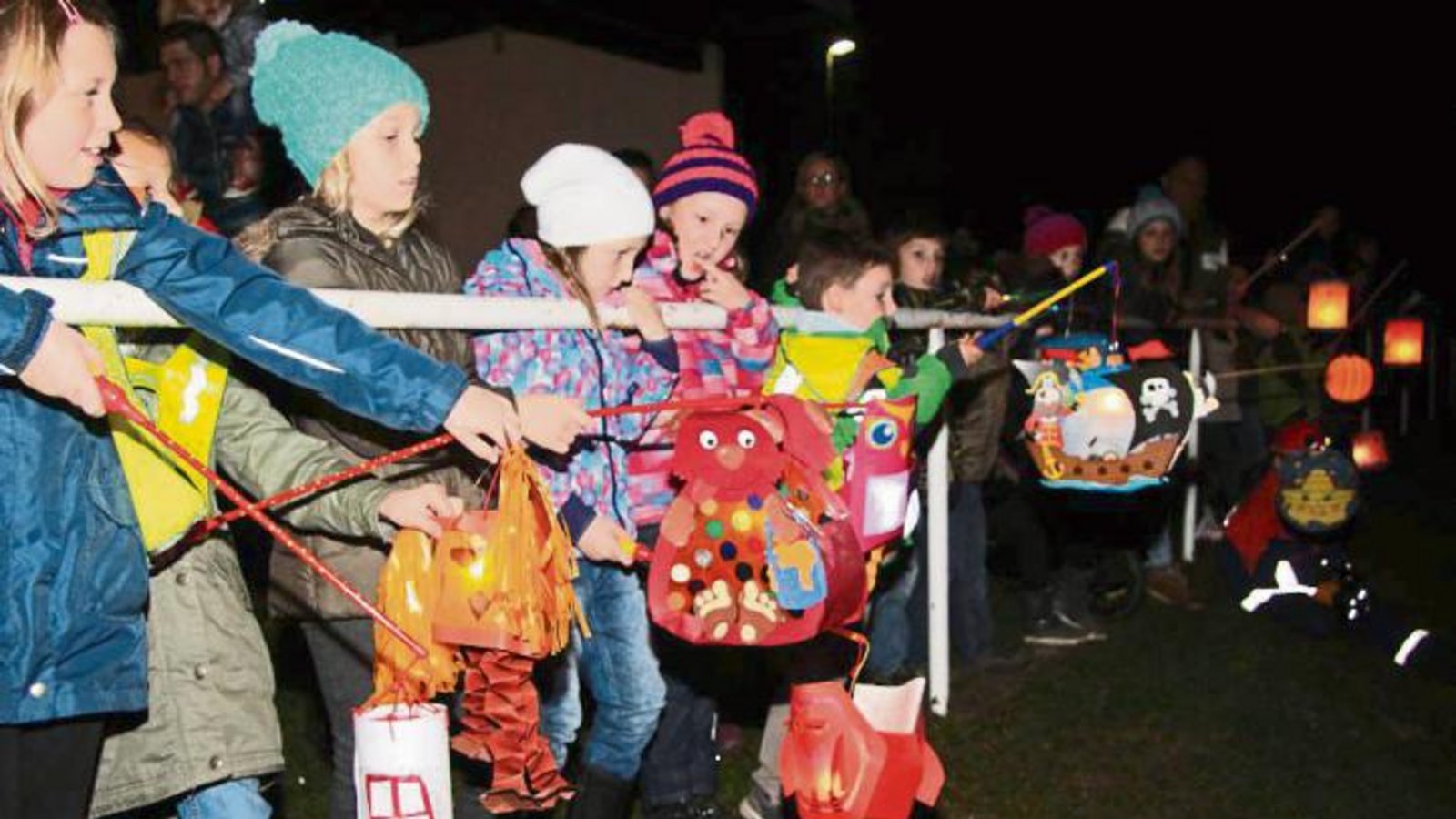 Viele Lichter in der Dunkelheit gab es bei der Martinsfeier in Oberriexingen. Fotos: Gergen Viele Lichter in der Dunkelheit gab es bei der Martinsfeier in Oberriexingen. Fotos: Gergen