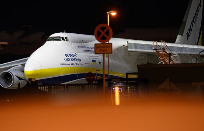 Eine ukrainische Frachtmaschine vom Typ Antonow AN-124 steht auf dem Flughafen Leipzig/Halle.<span class='image-autor'>Hendrik Schmidt/dpa</span>