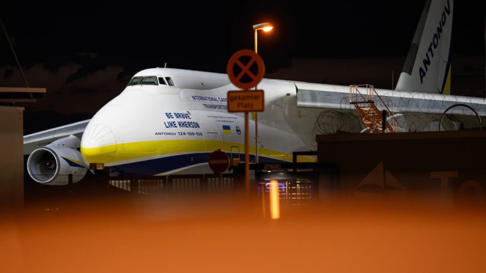 Eine ukrainische Frachtmaschine vom Typ Antonow AN-124 steht auf dem Flughafen Leipzig/Halle.Hendrik Schmidt/dpa Eine ukrainische Frachtmaschine vom Typ Antonow AN-124 steht auf dem Flughafen Leipzig/Halle.Hendrik Schmidt/dpa