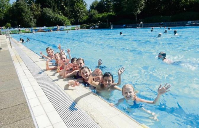 Grüße aus dem Freibad übermittelt mit seinem Foto Albert Arning. Die Waldorfschüler genießen den Sommer. Auch heute bietet sich eine Abkühlung an.