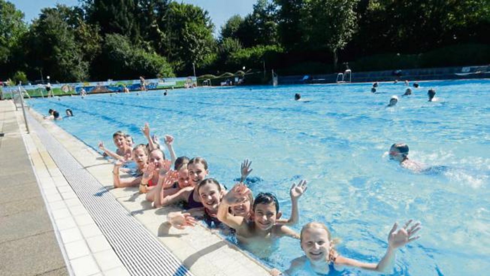Grüße aus dem Freibad übermittelt mit seinem Foto Albert Arning. Die Waldorfschüler genießen den Sommer. Auch heute bietet sich eine Abkühlung an. Grüße aus dem Freibad übermittelt mit seinem Foto Albert Arning. Die Waldorfschüler genießen den Sommer. Auch heute bietet sich eine Abkühlung an.