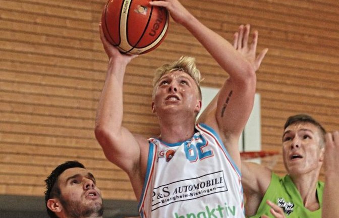 Malte Prahst (am Ball) war in einem sehr durchwachsenen Spiel der BSG Vaihingen/Sachsenheim mit 30 Punkten der mit Abstand erfolgreichste Werfer. Foto: Archiv/Nachreiner