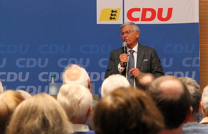 „Danke an jeden Einzelnen, der sich für die Kommune und den Kreis nicht nur interessiert, sondern auch engagiert“: Wolfgang Bosbach im Kulturhaus Sachsenheim.  <span class='image-autor'>Fotos: Kauer</span>