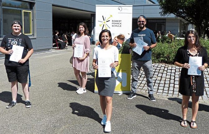 Schulleitung mit den besten Absolventen (von links): Sabine Schröder (Abteilungsleiterin); Desiree Kelleni (Lagerlogistik); Jasmin Lipecki (Büromanagement); Bahar Sakiz (Spedition und Logistikdienstleistung); Onur Sahin (Verkehrsservice); Gül Yasik (Spedition und Logistikdienstleistung); Wolfgang Ulshöfer (Schulleiter). Foto: p