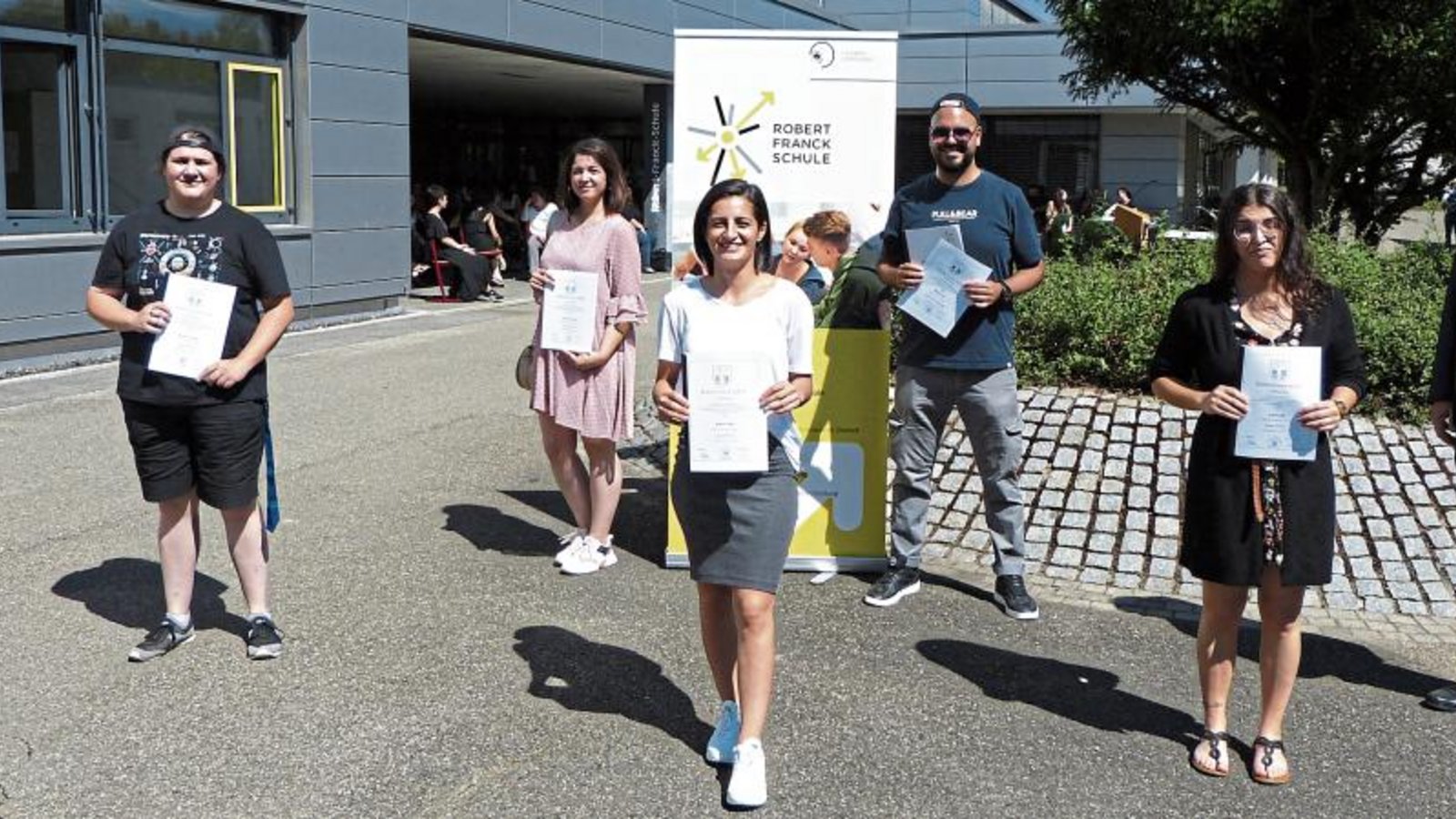 Schulleitung mit den besten Absolventen (von links): Sabine Schröder (Abteilungsleiterin); Desiree Kelleni (Lagerlogistik); Jasmin Lipecki (Büromanagement); Bahar Sakiz (Spedition und Logistikdienstleistung); Onur Sahin (Verkehrsservice); Gül Yasik (Spedition und Logistikdienstleistung); Wolfgang Ulshöfer (Schulleiter). Foto: p Schulleitung mit den besten Absolventen (von links): Sabine Schröder (Abteilungsleiterin); Desiree Kelleni (Lagerlogistik); Jasmin Lipecki (Büromanagement); Bahar Sakiz (Spedition und Logistikdienstleistung); Onur Sahin (Verkehrsservice); Gül Yasik (Spedition und Logistikdienstleistung); Wolfgang Ulshöfer (Schulleiter). Foto: p