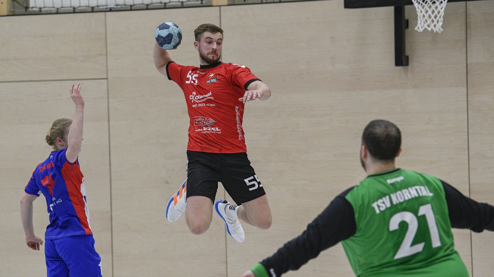 Roland Joza kommt angeflogen und möchte mit dem HC Metter-Enz das Heimspiel gegen den TSV Asperg II gewinnen. Foto: Leitner