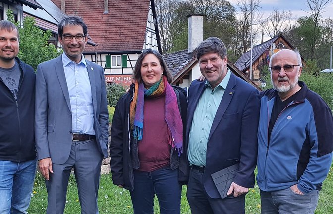 Tobias Fessler (von links), Andre Baumann, Janine Rösler, Markus Rösler und Wolfgang Fessler bei der Politiker-Visite. <span class='image-autor'>Foto: p</span>