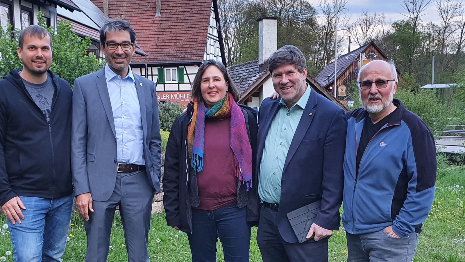Tobias Fessler (von links), Andre Baumann, Janine Rösler, Markus Rösler und Wolfgang Fessler bei der Politiker-Visite. Foto: p