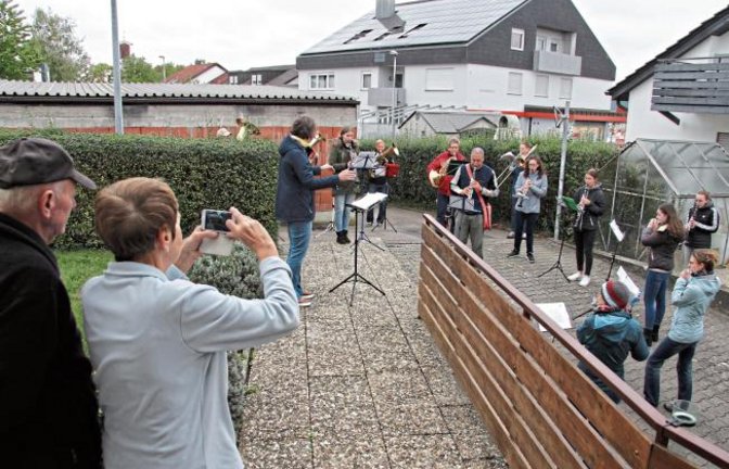 Traditionell begrüßen die Mitglieder des Musikvereins Kleinglattbach den Mai mit Ständchen an verschiedenen Stellen im ganzen Ort. Wegen Corona musste dies heuer entfallen – und wurde nun am Tag der Deutschen Einheit nachgeholt. Rund 40 Musiker waren in zwei Gruppen unterwegs und spielten zur Freude der Bevölkerung ihre Stücke. Die Frühlingslieder wurden dabei freilich durch andere ersetzt.  Foto: Banholzer