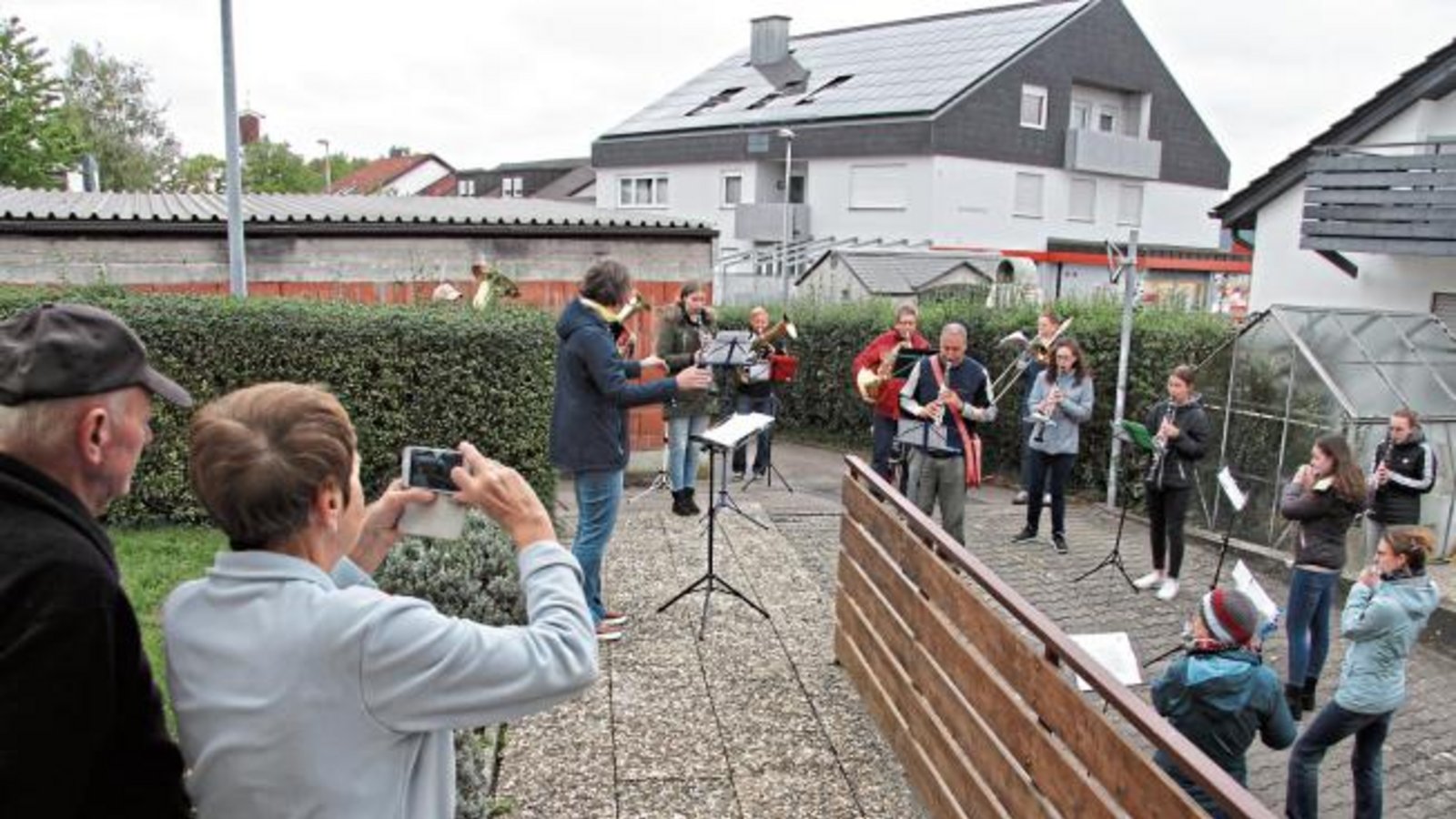 Traditionell begrüßen die Mitglieder des Musikvereins Kleinglattbach den Mai mit Ständchen an verschiedenen Stellen im ganzen Ort. Wegen Corona musste dies heuer entfallen – und wurde nun am Tag der Deutschen Einheit nachgeholt. Rund 40 Musiker waren in zwei Gruppen unterwegs und spielten zur Freude der Bevölkerung ihre Stücke. Die Frühlingslieder wurden dabei freilich durch andere ersetzt. Foto: Banholzer Traditionell begrüßen die Mitglieder des Musikvereins Kleinglattbach den Mai mit Ständchen an verschiedenen Stellen im ganzen Ort. Wegen Corona musste dies heuer entfallen – und wurde nun am Tag der Deutschen Einheit nachgeholt. Rund 40 Musiker waren in zwei Gruppen unterwegs und spielten zur Freude der Bevölkerung ihre Stücke. Die Frühlingslieder wurden dabei freilich durch andere ersetzt. Foto: Banholzer