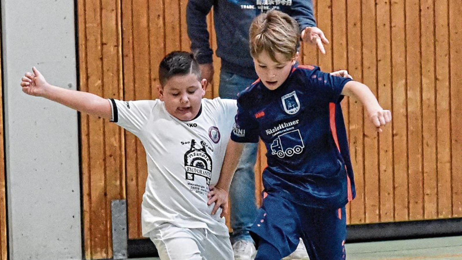 Tim Böcken (rechts) von den E2-Junioren des VfB Vaihingen legt den Ball an Ledion Ismaili vom FC Union Heilbronn vorbei. Foto: Leitner Tim Böcken (rechts) von den E2-Junioren des VfB Vaihingen legt den Ball an Ledion Ismaili vom FC Union Heilbronn vorbei. Foto: Leitner