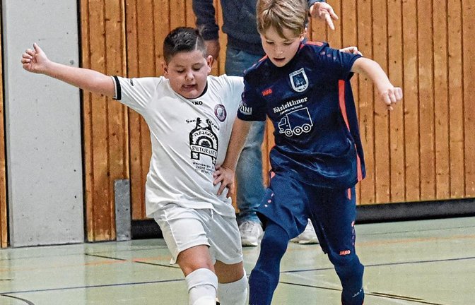 Tim Böcken (rechts) von den E2-Junioren des VfB Vaihingen legt den Ball an Ledion Ismaili vom FC Union Heilbronn vorbei. Foto: Leitner