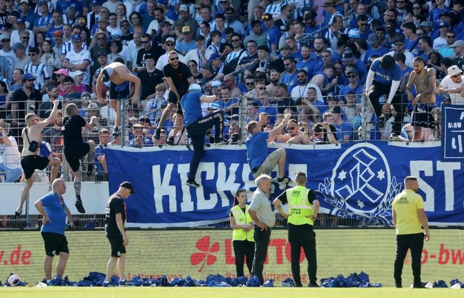Einzelne Fans der Stuttgarter Kickers hatten im WFV-Pokalfinale versucht, den Platz zu stürmen. Das hat nun Konsequenzen.<span class='image-autor'>Pressefoto Baumann</span>